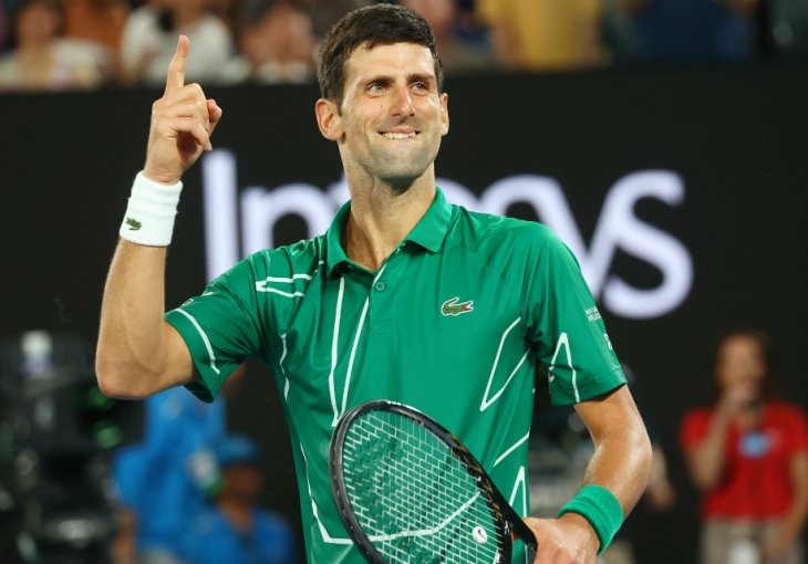 OSTARIO PREKO NOĆI! Novak baš omatorio tokom pauze! Sa novim imidžom napada Australijan open! (VIDEO)