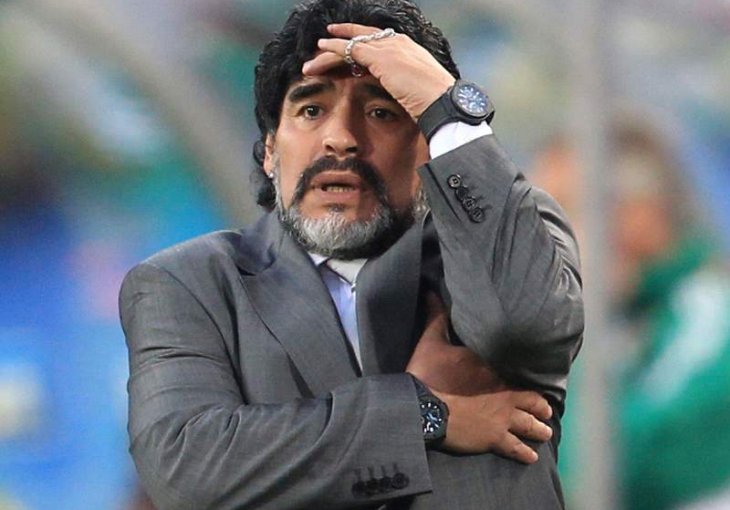 NEPOZNATI DETALJI! Evo šta piše na Maradoninom GROBU! To je on tražio!
