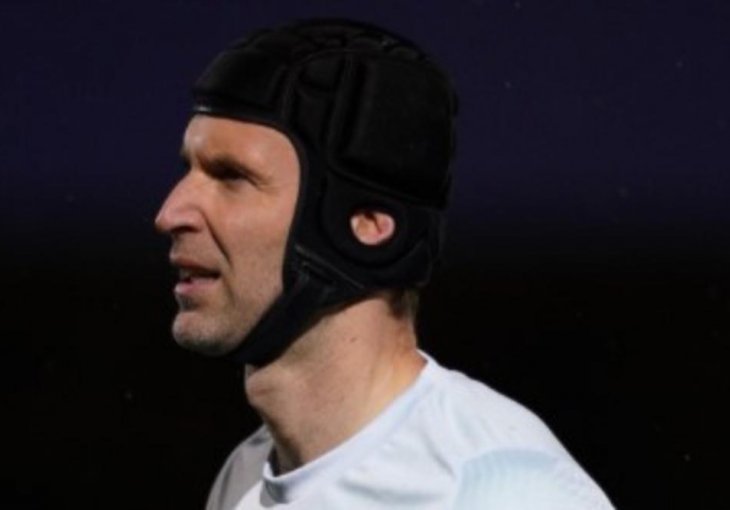 DVA PUTA KIKSNUO NA POVRATKU IZ PENZIJE: Legenda Čelsija ponovo stala na gol, a bolje da nije 