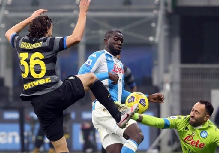 INTER - NAPOLI 1:0 Inisgne zbog psovke dobio crveni, Lukaku zabio z penala