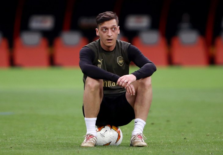 Arsenal opet doživio poraz, Özil SE OGLASIO NA TWITTERU I ODMAH privukao pažnju objavom 