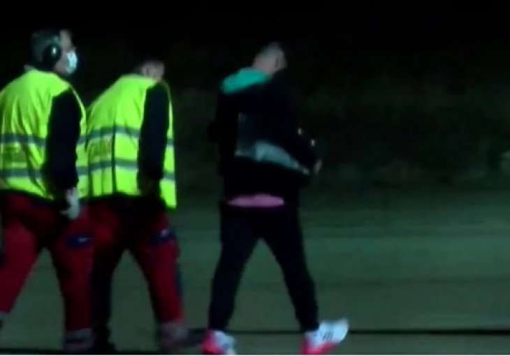 Tužna slika sa terena:  Messi na jednu, ostali igrači Barcelone na drugu stranu...