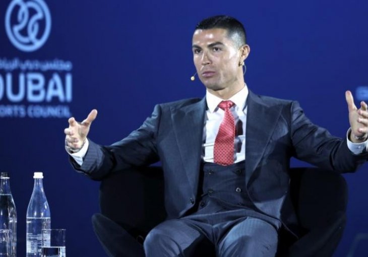Jedan je Cristiano Ronaldo: Portugalac odbio nagradu za igrača godine, pa je predao Lewandowskom