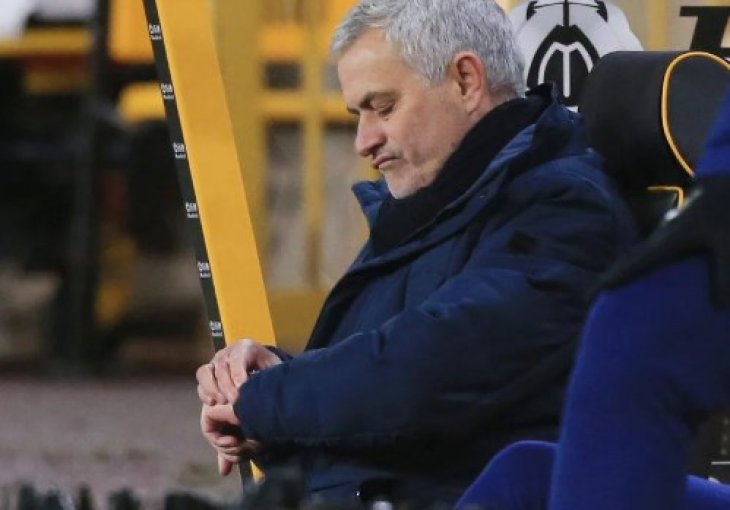 Evo zašto Jose Mourinho često gleda u sat