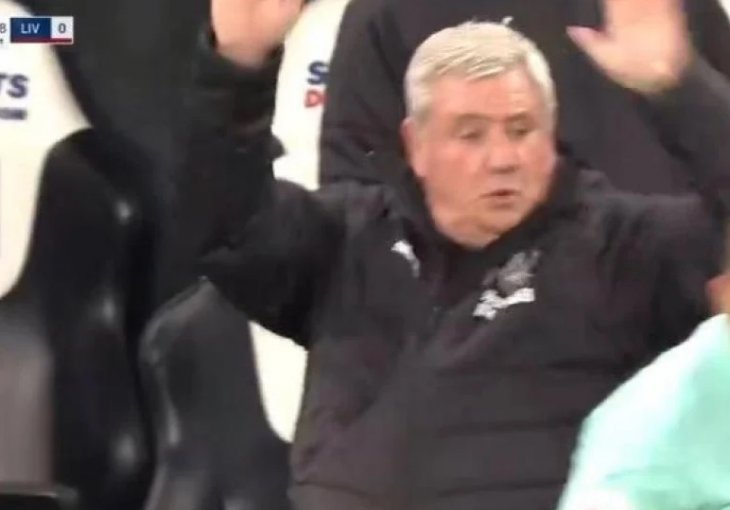 Urnebesna scena na utakmici Newcastlea i Liverpoola: Trener ‘Svraka‘ zamalo nokautirao sudiju