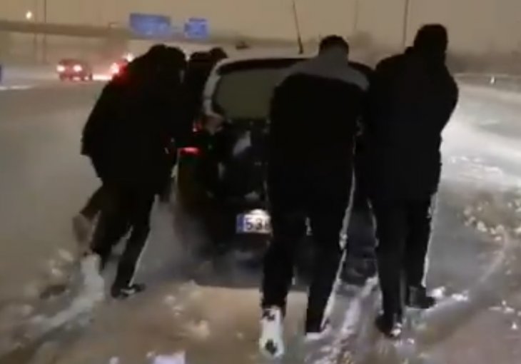 KATAKLIZMA U ŠPANIJI! Avion s fudbalerima nije mogao da sleti, Luka Jović u drugom dva sata bio na pisti, a igrači gurali kola po auto-putu /VIDEO/