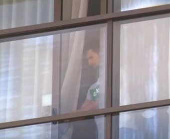 AUSTRALIJSKI PAPARACI UHVATILI NOVAKA U SOBI! Đoković čim je ušao u hotel uradio je OVO, a nije se ni raspakovao!