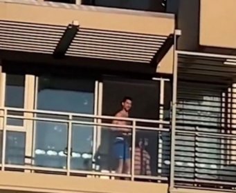 Srbi odvrnuli harmoniku ispred Novakovog hotela, on izašao na terasu: Njegova reakcija je viralna