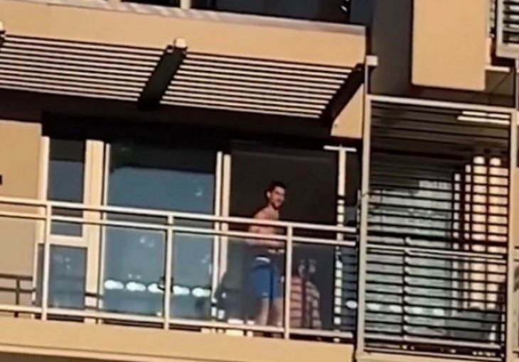 Srbi odvrnuli harmoniku ispred Novakovog hotela, on izašao na terasu: Njegova reakcija je viralna