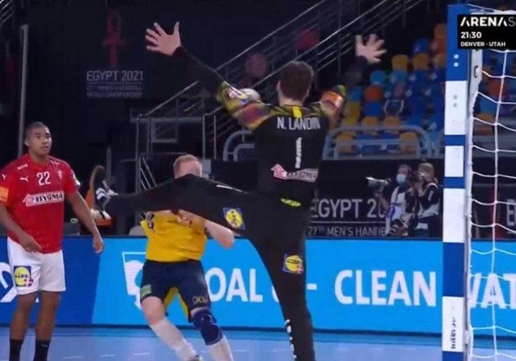 KAKAV JE OVO GOLMAN, MA VANZEMALJAC Fenomenalni Landin izluđivao Šveđane, pa su ga počeli BEZOBRAZNO gađati loptom u glavu (video)