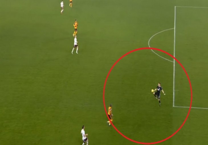 SADA MU SE SMIJE CIJELI SVIJET: Greška njemačkog golmana ostavila Arsenal sa devet igrača na utakmici (VIDEO)