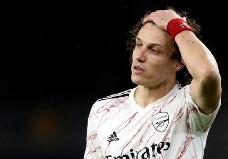 Arsenal s devet igrača izgubio od Wolvesa, David Luiz uništio vlastitu momčad