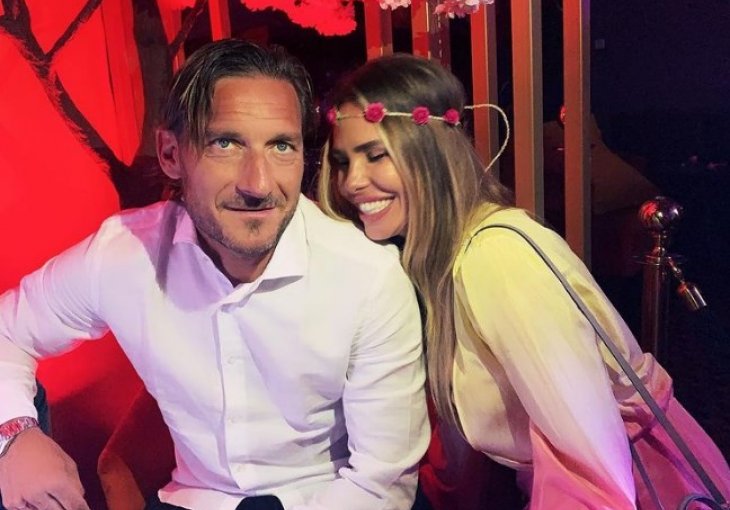 TOTTI JE 15 GODINA U BRAKU,A  EVO KAKO JE UPOZNAO SUPRUGU - RAZBILA MU FERARIJA: Njihova priča obišla svijet...