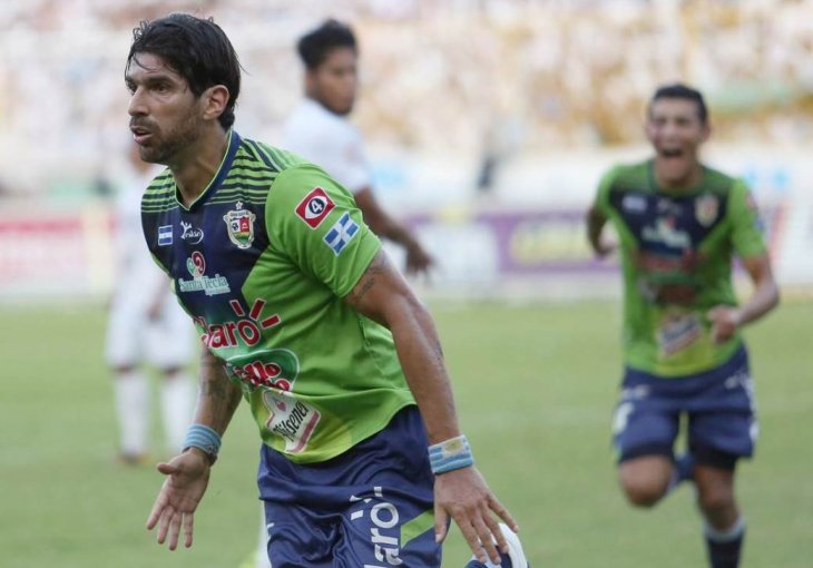 OVAJ LUDAK NE STAJE: Sa 44 godine potpisao za novi klub, njegov trideseti u karijeri