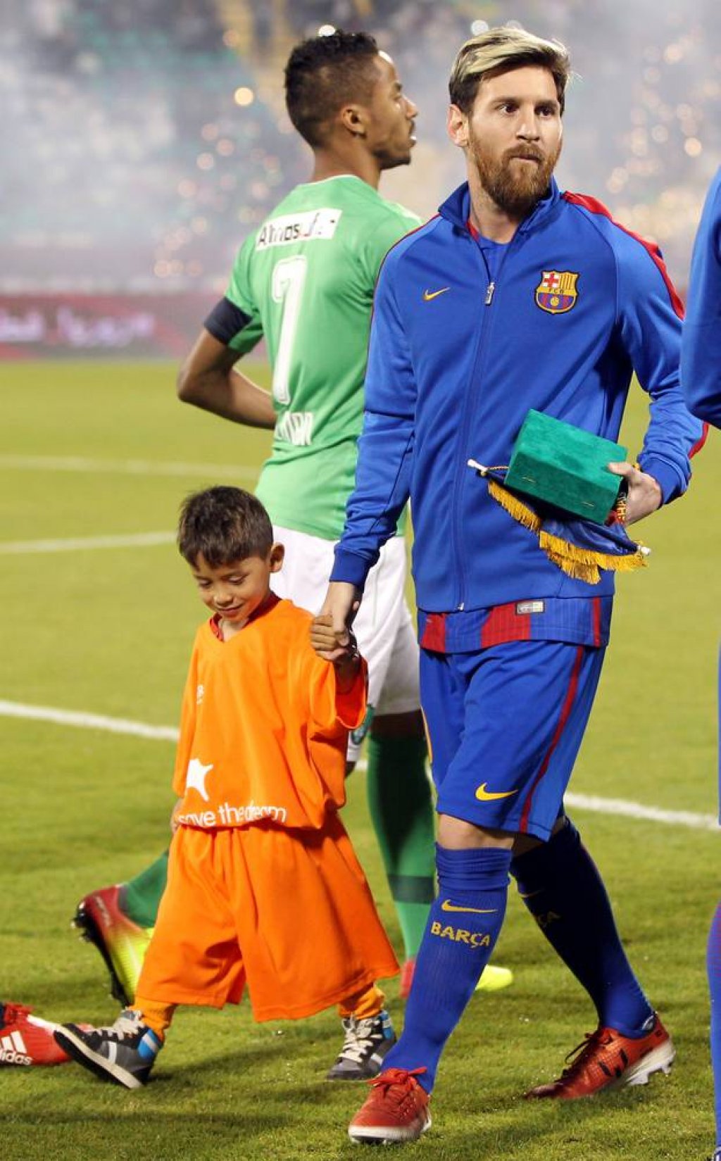 2016-12-14t135759z-1369696823-rc1f57dff090-rtrmadp-3-soccer-messi-afghan-boy