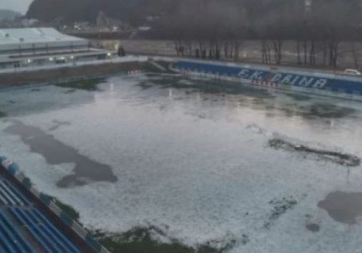 Fotografije s bh. stadiona obišle region: Je li ovo fudbalski travnjak ili klizalište?