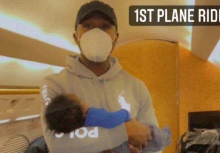 Floyd Mayweather postao djed, a unuk je odmah dobio poklon za pamćenje