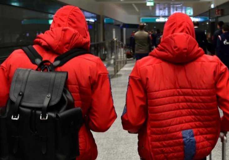 ZVEZDA STIGLA U MILANO, a na aerodromu ih dočekalo iznenađenje! /FOTO/
