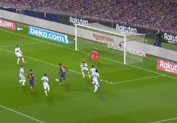 NAVIJAČI POMISLILI DA JE RONALDINHO U NALETU Nanizao odbranu Elchea, a onda se OBRUKAO za sva vremena
