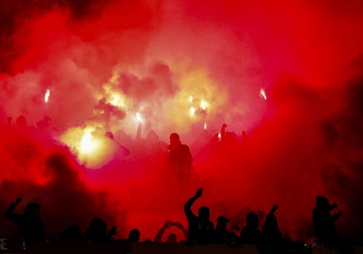Pogledajte kako su navijači PSG-a u 4 ujutro budili nogometaše Barcelone