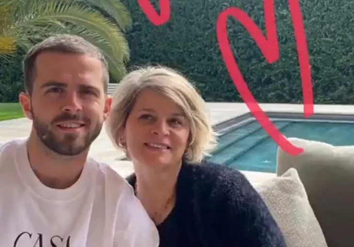 PJANIĆ OPET POKAZAO SVOJU LJUBAV PREMA MUZICI: Objavo fotogorafiju sa mamom Fatimom, a u pozadini narodnjak