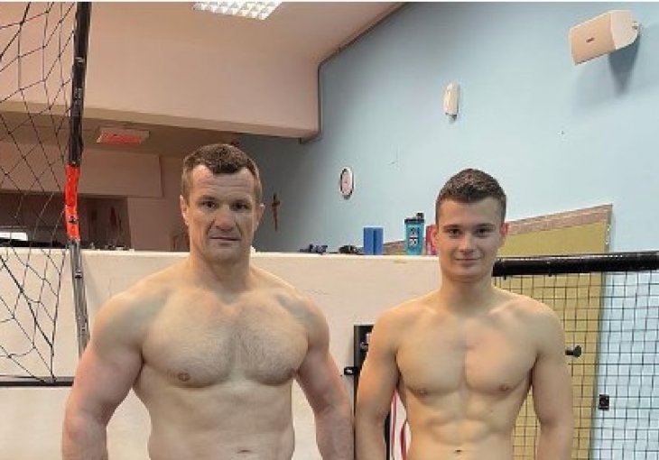 CRO COP OBJAVIO SLIKU SA SINOM IMA SAMO 18 GODINA I SVE MIŠIĆE ISKLESANE: Nikada ne biste pogodili koliko on ima godina, STAR JE