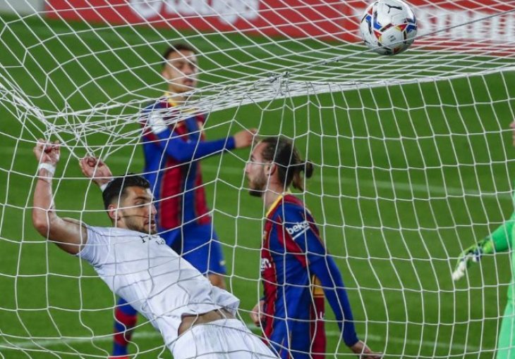 OVO JE PROMAŠAJ GODINE! TREBALO JE DA SRUŠI BARSU A ON PROMAŠIO PRAZAN GOL SA PAR CENTIMETARA RAZDALJINE: Neviđena bruka