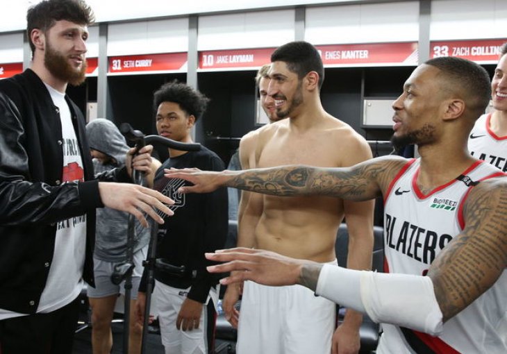 Suzdržao se da ne opsuje: Nurkić zalio Lillarda vodom usred davanja izjave