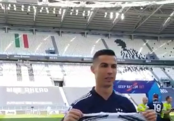 ZA HISTORIJSKI USPJEH POSEBAN POKLON: Ronaldo od predsjednika Juventusa dobio dres, natpis na njemu sve govori!
