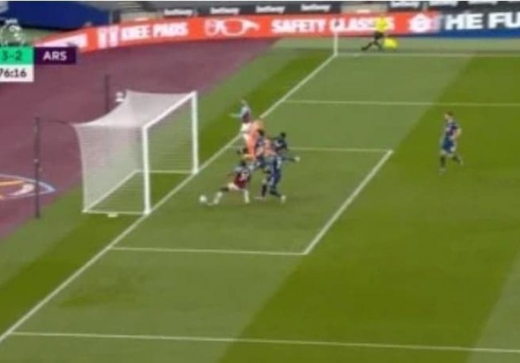 SVI U NEVJERICI: Napadač West Hama promašio prazan gol sa JEDNOG METRA