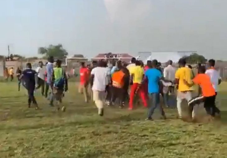 NAKON POSLJEDNJEG ZVIŽDUKA: Navijači Gane uletjeli na teren i BRUTALNO pretukli sudije