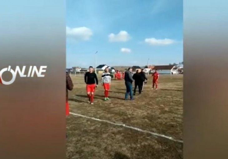 SKANDAL KAKAV SE NE PAMTI: Huligani utrčali u teren i udarali fudbalere Studen Viteza (VIDEO)