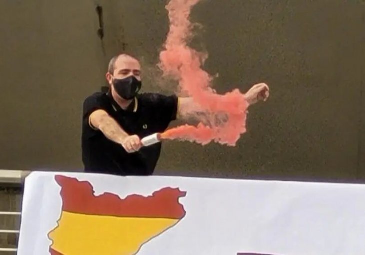 Španci sa srpskom zastavom razbjesnili fudbalere Kosova: “Katalonija je Španija, Kosovo je Srbija!”
