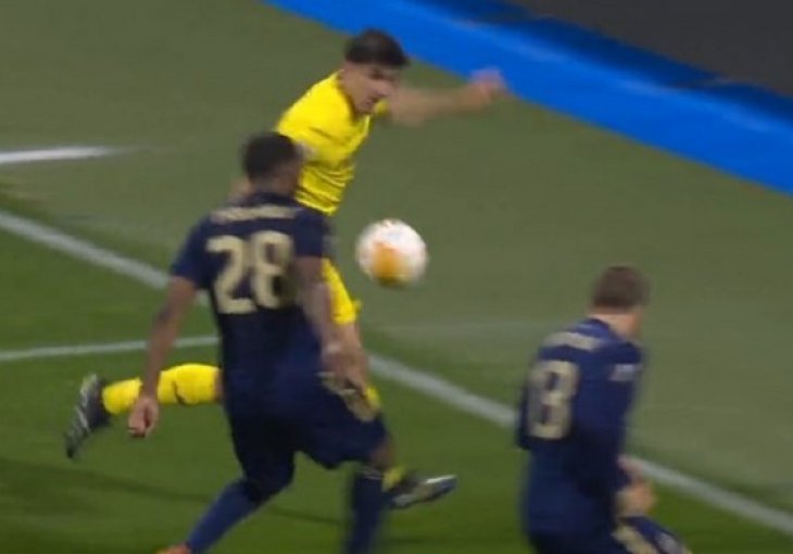 NAVIJAČI OGORČENI: Pogledajte kako je Dinamov branič skrivio penal iz kojeg je Villarreal poveo