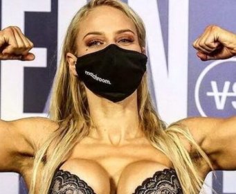 JAVNOST U ŠOKU: Atraktivna plavuša na vaganje došla u tangama (VIDEO)