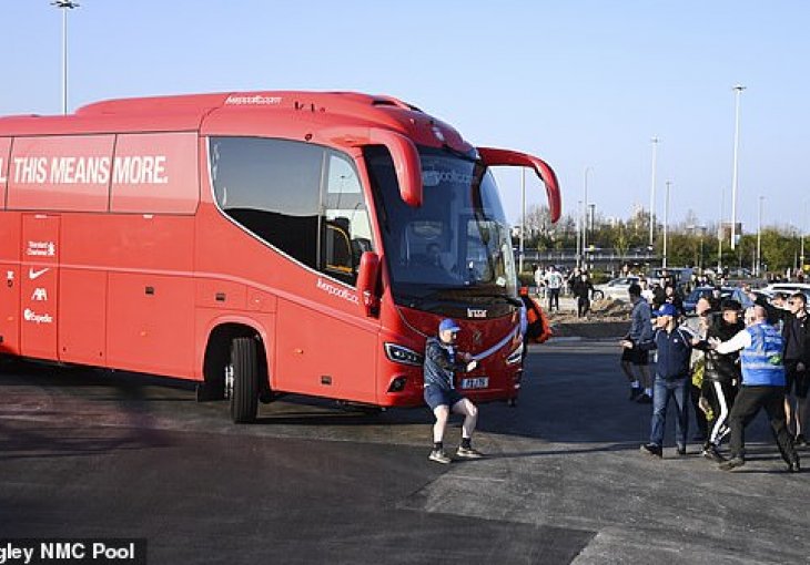 OBJAVLJEN VIDEO: Navijači su pokušali zaustaviti Liverpoolov autobus da ne stigne na utakmicu