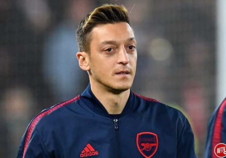 U januaru raskinuli ugovor, a Arsenal i dalje svaki mjesec daje pravo bogatstvo Ozilu