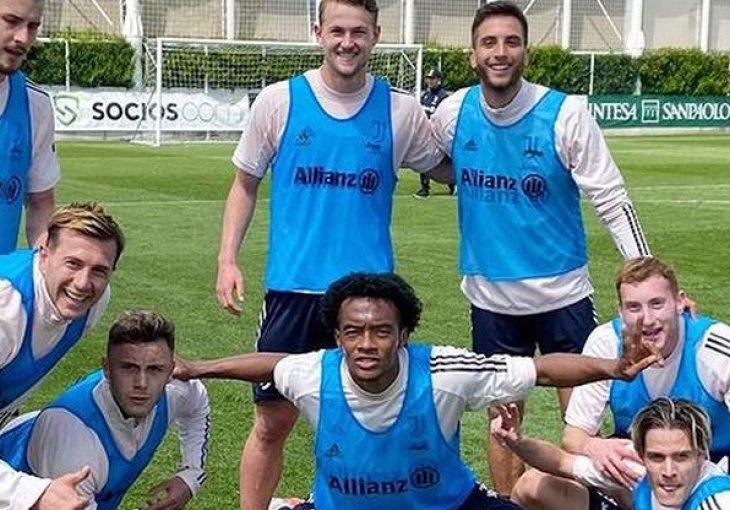 Ronaldo, šta to radiš!? Neobična slika na treningu Juventusa, poza Ronalda nasmijala sve