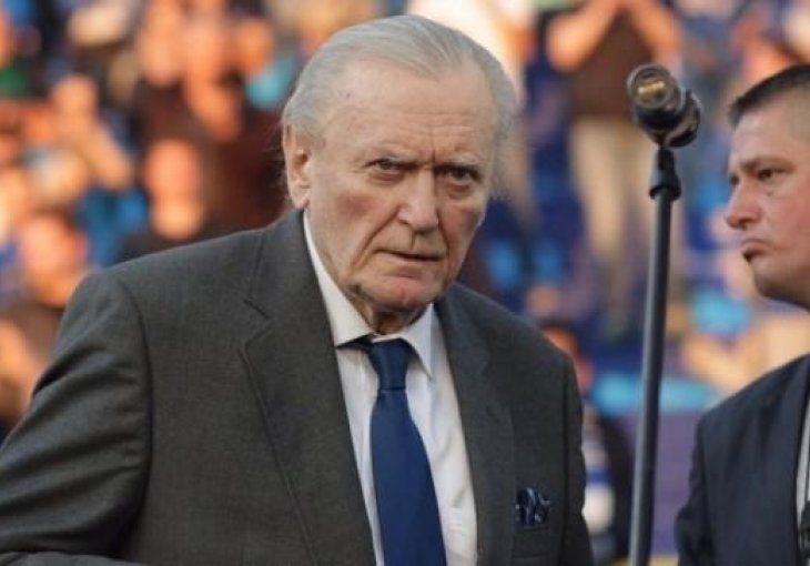 Manijaci napravili spektakl u čast Ivice Osima: Bakljada i vatromet duž ulice koja je trebala nositi njegovo ime
