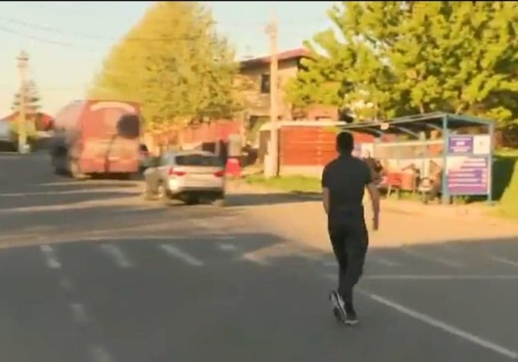 Urnebesan video: Zaboravljeni igrač trčao za autobusom