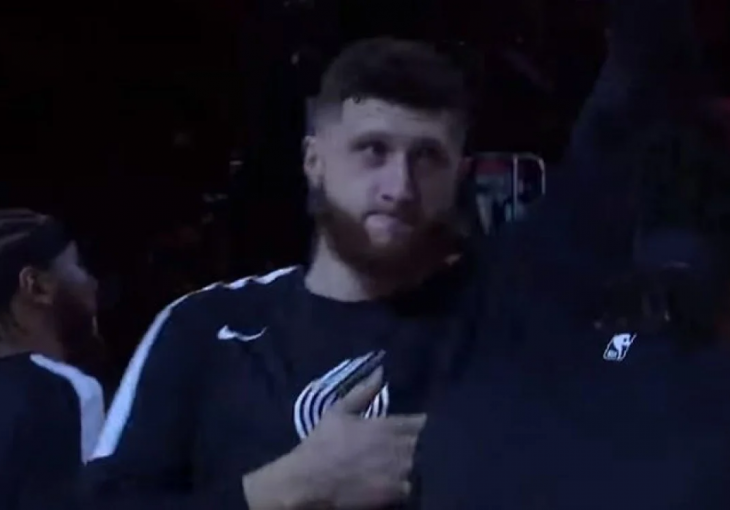 HISTORIJSKI MOMENAT: Nurkić protiv Lakersa predstavljen na bosanskom jeziku