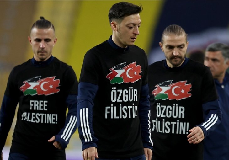 Fudbaleri Fenerbahcea oduševili svijet: Izašli u majicama solidarnosti za Palestinu