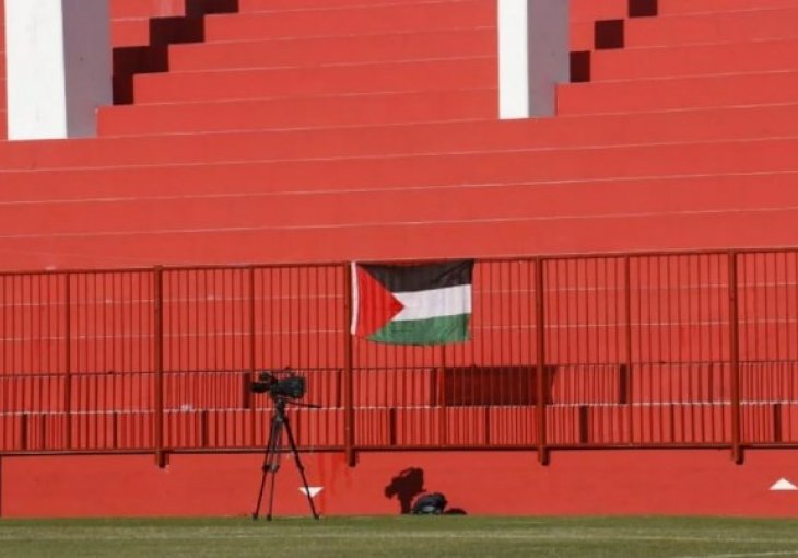 Zastava Palestine na stadionu Veleža, a Red Army objavio poruku podrške