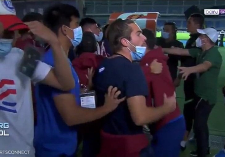 I OVO JE FUDBAL: Došlo do obračuna igrača pred utakmicu, dok je na terenu - haos