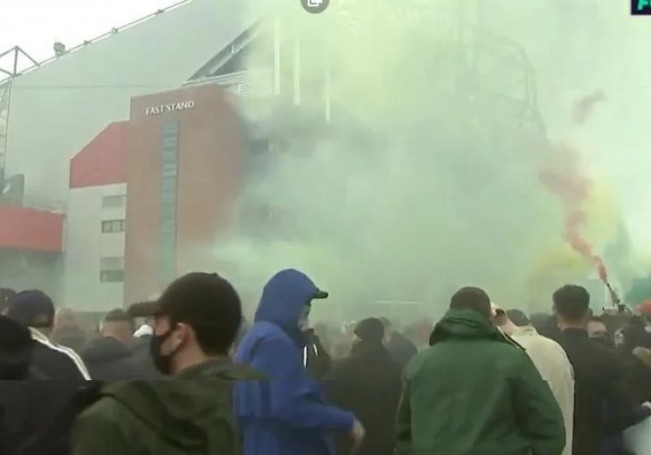 Veliki broj navijača Uniteda pred Old Traffordom uoči derbija sa Liverpoolom, PRIJETI LI NOVO ODGAĐANJE UTAKMICE? 