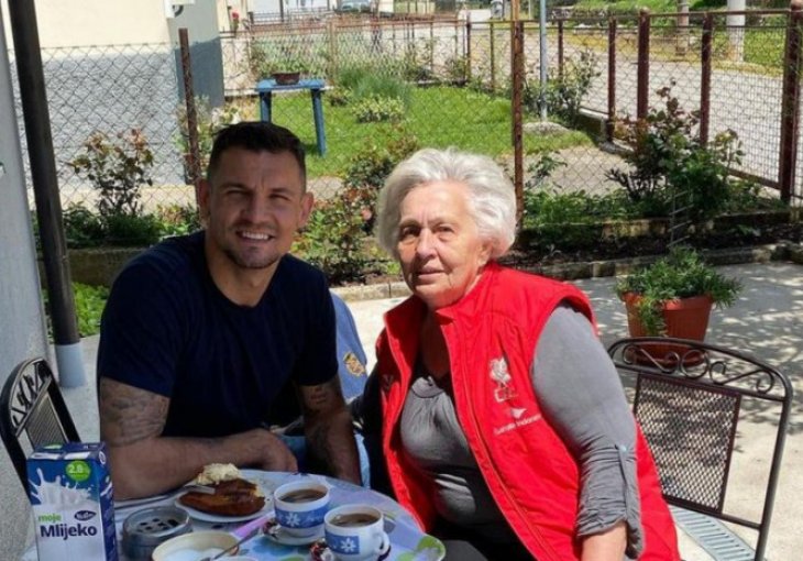 Lovren objavio fotografiju s bakom iz Kraljeve Sutjeske, navijači uočili zanimljiv detalj