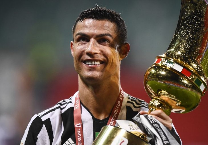 Ronaldo u transu: POLUGOL skakao po svlačionici, pa zaspao s peharom