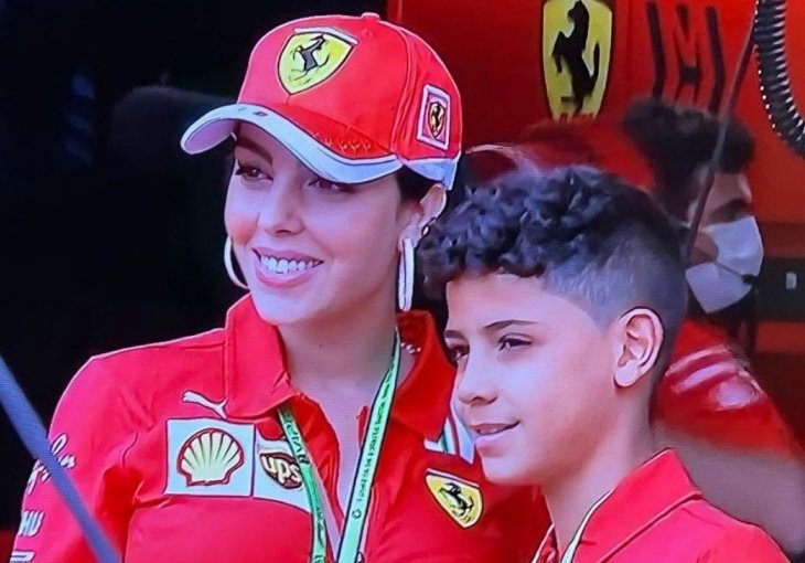 MILIONSKI BROJ PREGLEDA: Pogledajte kako Georgina izgleda u garaži i opremi Ferrarija