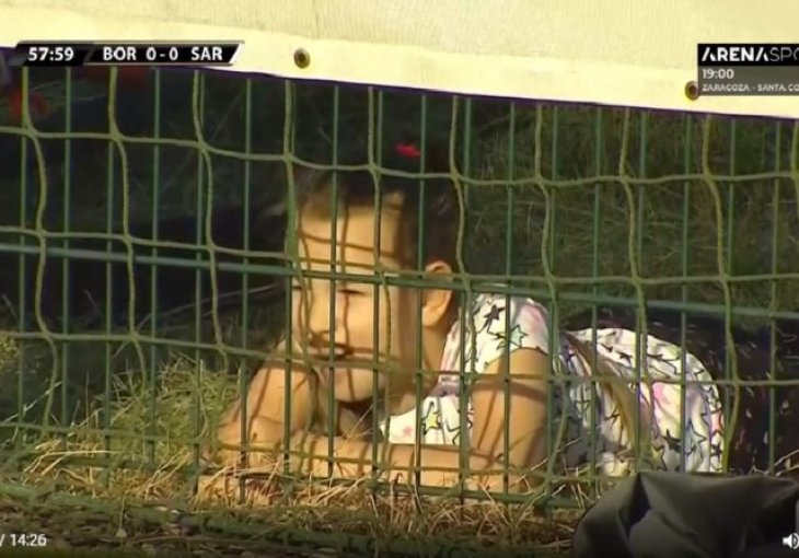SLIKA KOJA JE OBIŠLA REGION: Ljubav prema fudbalu ne bira spol, godine i način praćenja utakmice