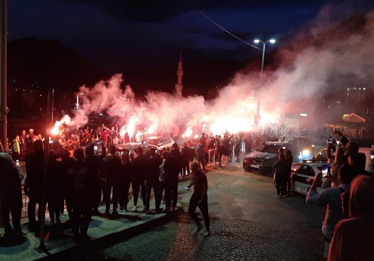 HERCEGOVINA GORI: Veliko slavlje navijača Veleža, svoje igrače dočekali u Konjicu